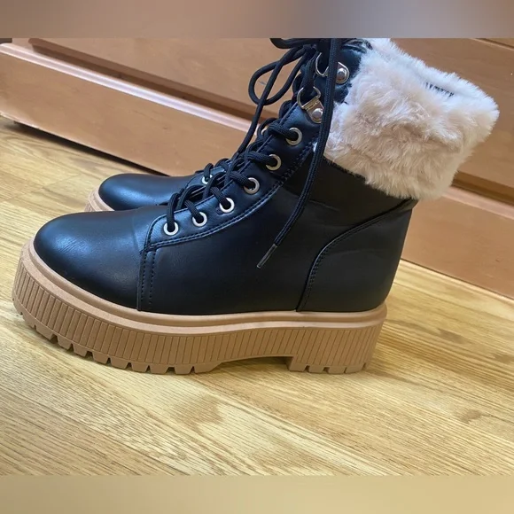 Boots with the fur! Platform “combat “ boots size 8 EUC - Picture 3 of 16